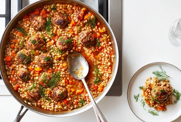 Перловка с овощами и куриными котлетками на одной сковороде