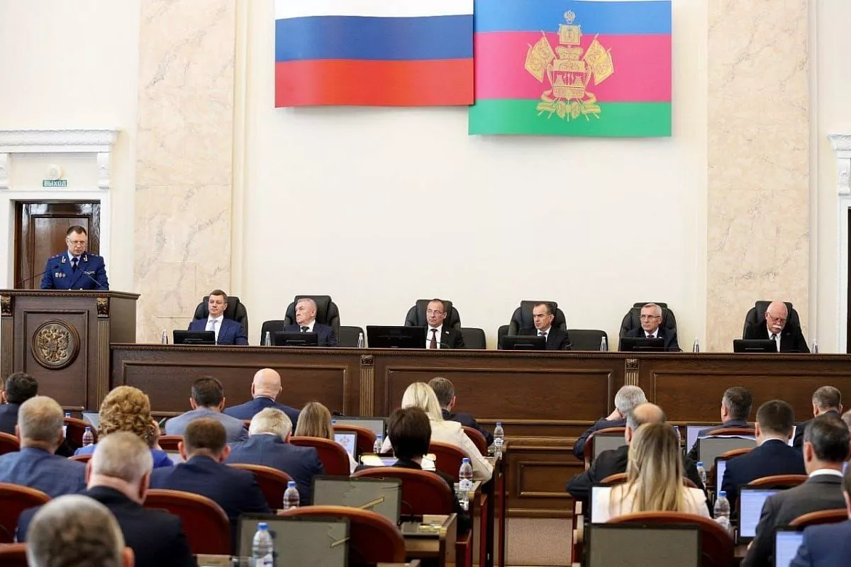 ​Всего на повестке пленарного заседания ЗСК было рассмотрено порядка 30 вопросов.