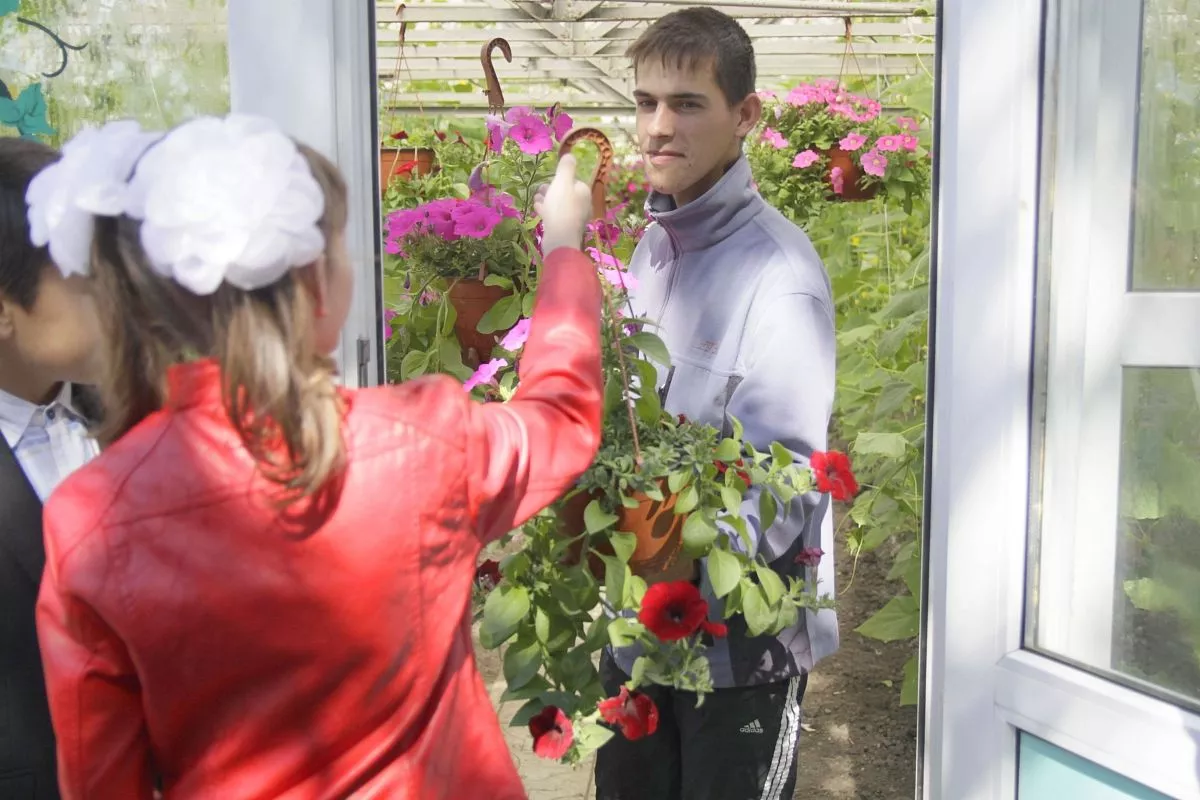 Выпускник школы-интерната Артур Садиков нашел свое призвание в профессии рабочего зеленого хозяйства и работает в родном учреждении.