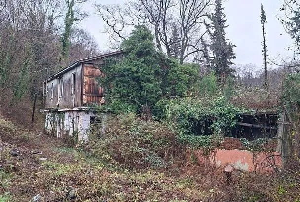 Приставы в Сочи добились сноса 13 аварийных зданий