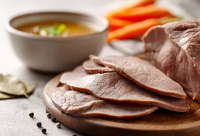 Говяжий язык стал невероятно нежным и сочным: один простой приём с ледяной водой, и кожа снимается сама