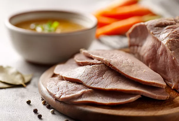 Говяжий язык стал невероятно нежным и сочным: один простой приём с ледяной водой, и кожа снимается сама