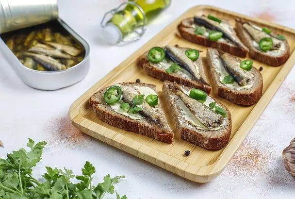 Банка шпрот — и вы уже на вершине кулинарного Олимпа: закуски и горячие блюда, которые удивят даже самых взыскательных гурманов