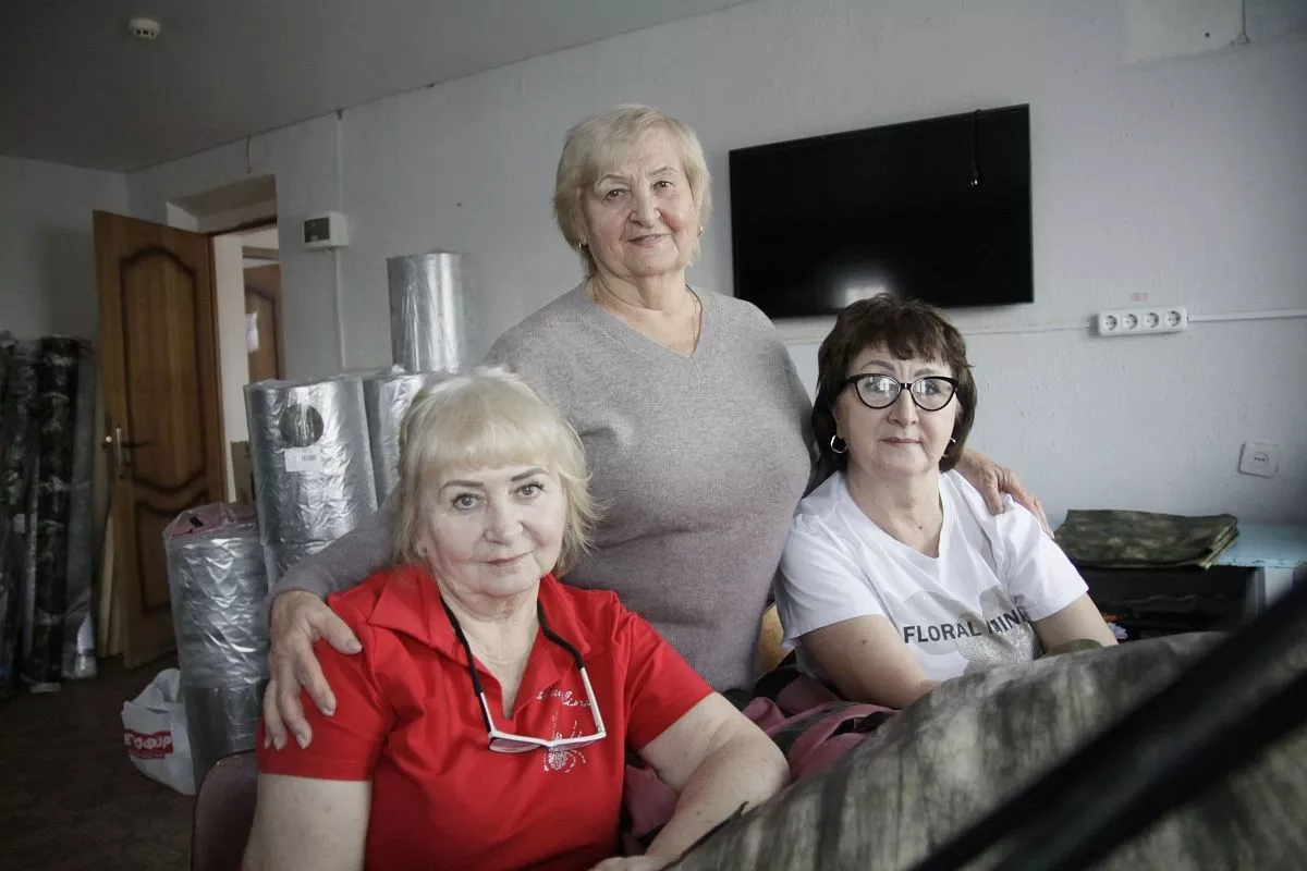 Надежда Копьева, Лидия Тыщенко, Ольга Волобуева стараются приближать Победу.