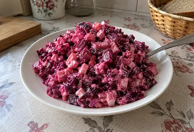 Нарезаем свёклу кубиком и добавляем яйца с сыром: салат выходит сытным, с чесночным ароматом