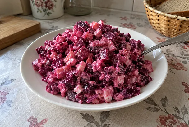 Нарезаем свёклу кубиком и добавляем яйца с сыром: салат выходит сытным, с чесночным ароматом