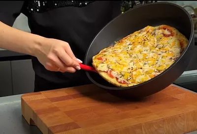 Месить руками не надо: готовь пиццу на сковородке так – и через 15 минут вкусный перекус на столе, раз-два и готово