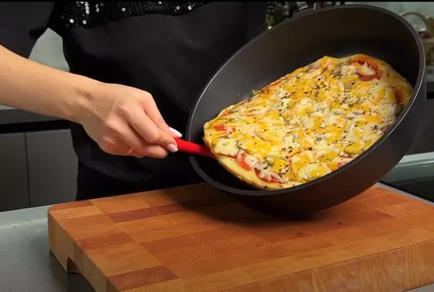 Месить руками не надо: готовь пиццу на сковородке так – и через 15 минут вкусный перекус на столе, раз-два и готово