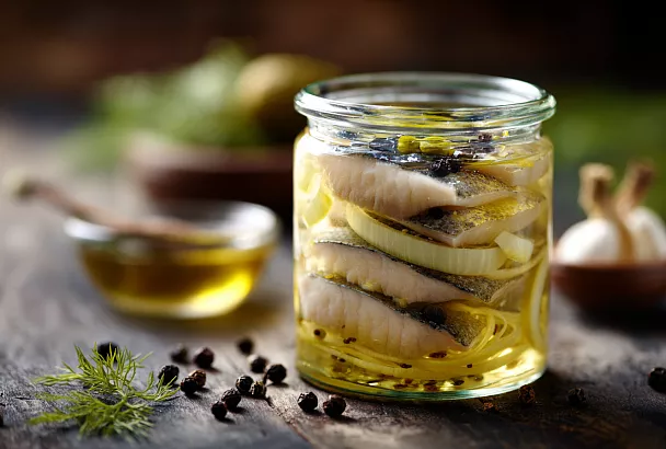 Домашняя селёдка в маринаде: нежная, ароматная и всего за сутки