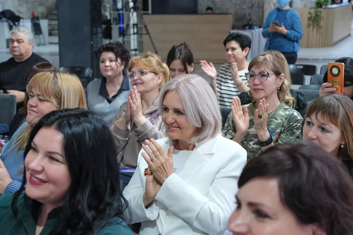 В Доме книги собрались активисты волонтерского движения, все те, кто поддерживает наших ребят на передовой. В Доме книги собрались активисты волонтерского движения, все те, кто поддерживает наших ребят на передовой.
