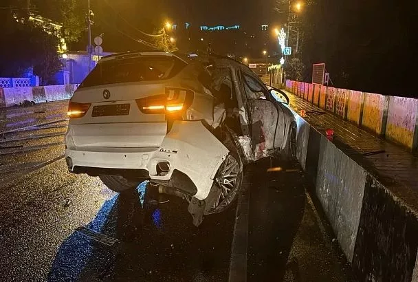 «БМВ» врезался в дорожное ограждение в Сочи. Есть погибший и пострадавшие