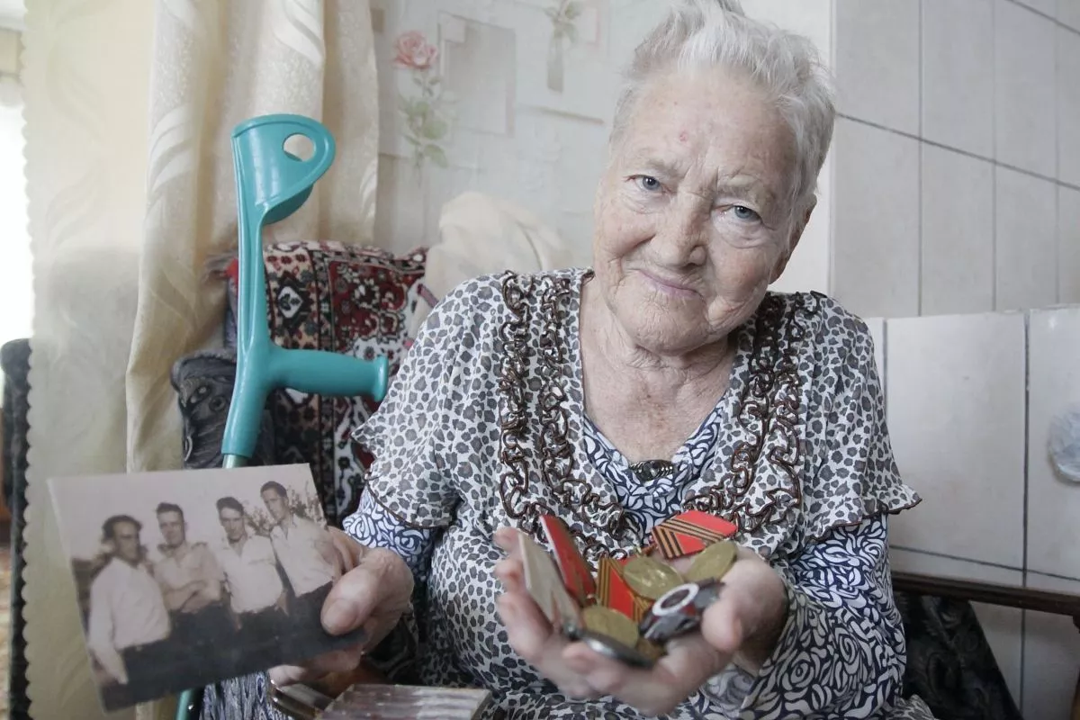 Екатерина Фефелова с фотографией и медалями своего мужа, участника двух парадов 1945 года в Москве.