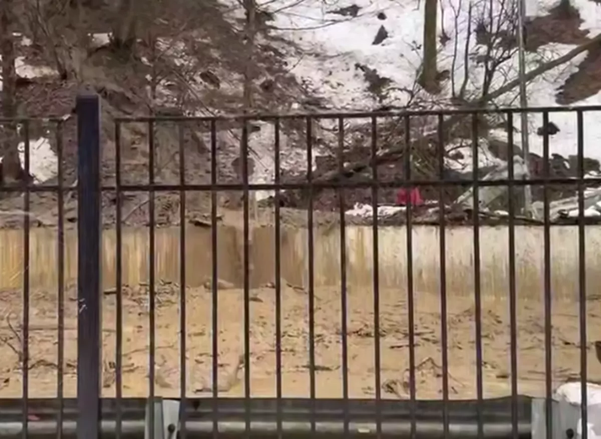 Небольшой сель сошел на дорогу в горном селе под Сочи 