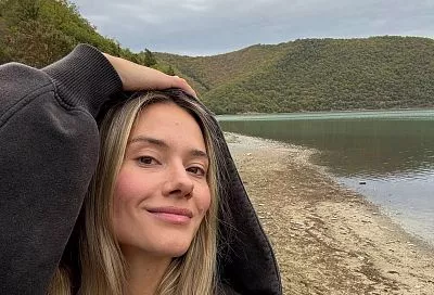 «Хочется задержаться хоть на денек»: Юлия Паршута поделилась кадрами прогулки у озера под Новороссийском