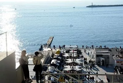 «Солнце припекает». Загорающих на пляже в Сочи людей 20 декабря сняли на видео  