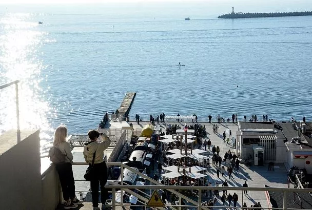 «Солнце припекает». Загорающих на пляже в Сочи людей 20 декабря сняли на видео  