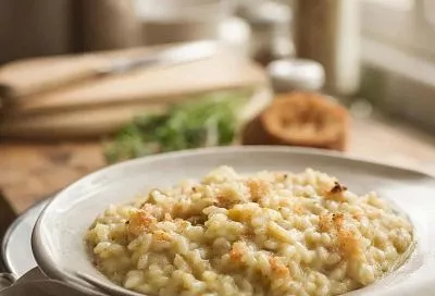 Рис “как ризотто” без постоянного помешивания: кремовый внутри, с поджаристой корочкой — в духовке