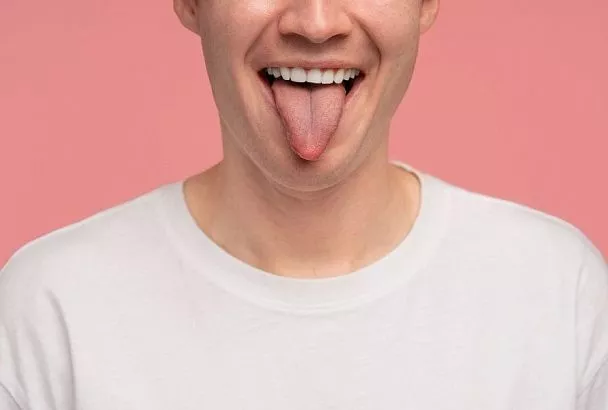 Самодиагностика по языку: доктор назвал неочевидные признаки болезней