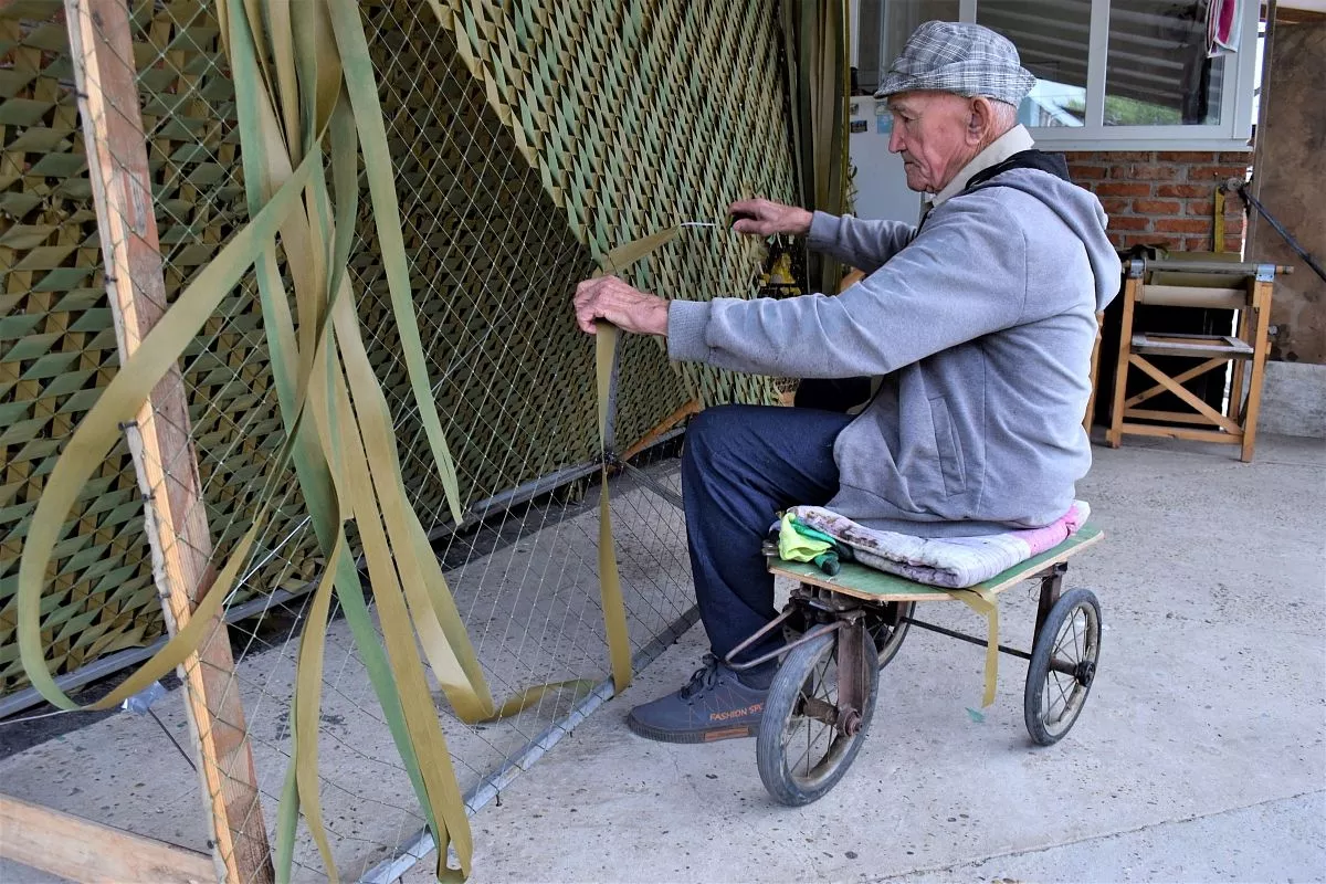 Ему 87, а он на колесиках стульчика-самоделки «служит России», плетя сети для бойцов. История Сергея Степановича - живой пример того, где берутся силы и смысл.