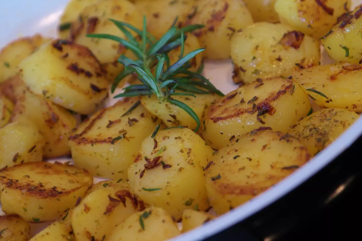 Вкусная и полезная для здоровья альтернатива жареной картошке: запеките ее в духовке