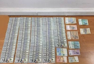Более 13,2 тыс. долларов изъяли таможенники у прилетевшего из Сербии пассажира в аэропорту Сочи
