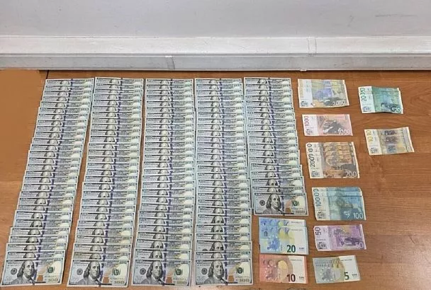 Более 13,2 тыс. долларов изъяли таможенники у прилетевшего из Сербии пассажира в аэропорту Сочи