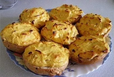 Ленивые ватрушки с творогом: пеку их из черствого батона, а получается вкусный десерт за 15 минут