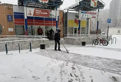 Дороги и тротуары очистили от снега и гололеда вблизи спортивных объектов Краснодара