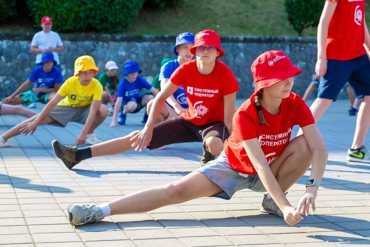 Каждый день дети начинали с гимнастики и спортивных игр.