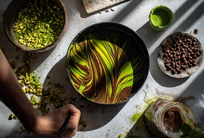 Дубайский шоколад: хрустящий десерт с фисташковой начинкой