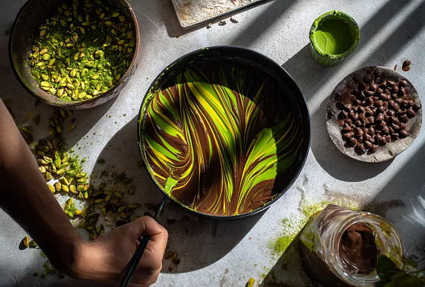 Дубайский шоколад: хрустящий десерт с фисташковой начинкой