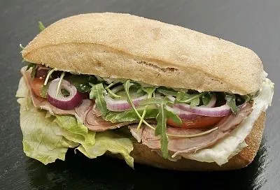 На детский день рождения готовлю такое угощение вместо торта и все гости только за: сэндвичи с ветчиной, оливками и майонезом