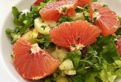 Салат, который ваши гости съедят с интересом, а потом попросят рецепт:  праздничный салат с крабовыми палочками и грейпфрутом