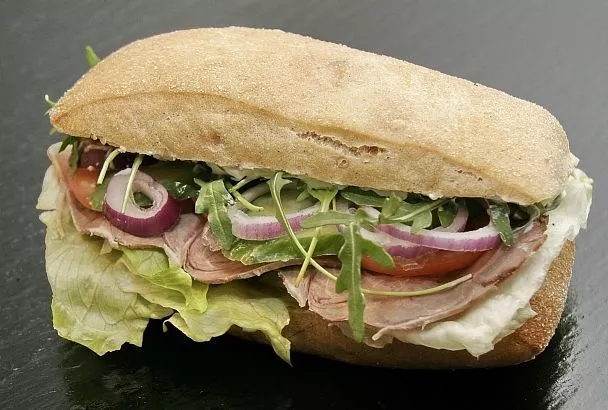 На детский день рождения готовлю такое угощение вместо торта и все гости только за: сэндвичи с ветчиной, оливками и майонезом