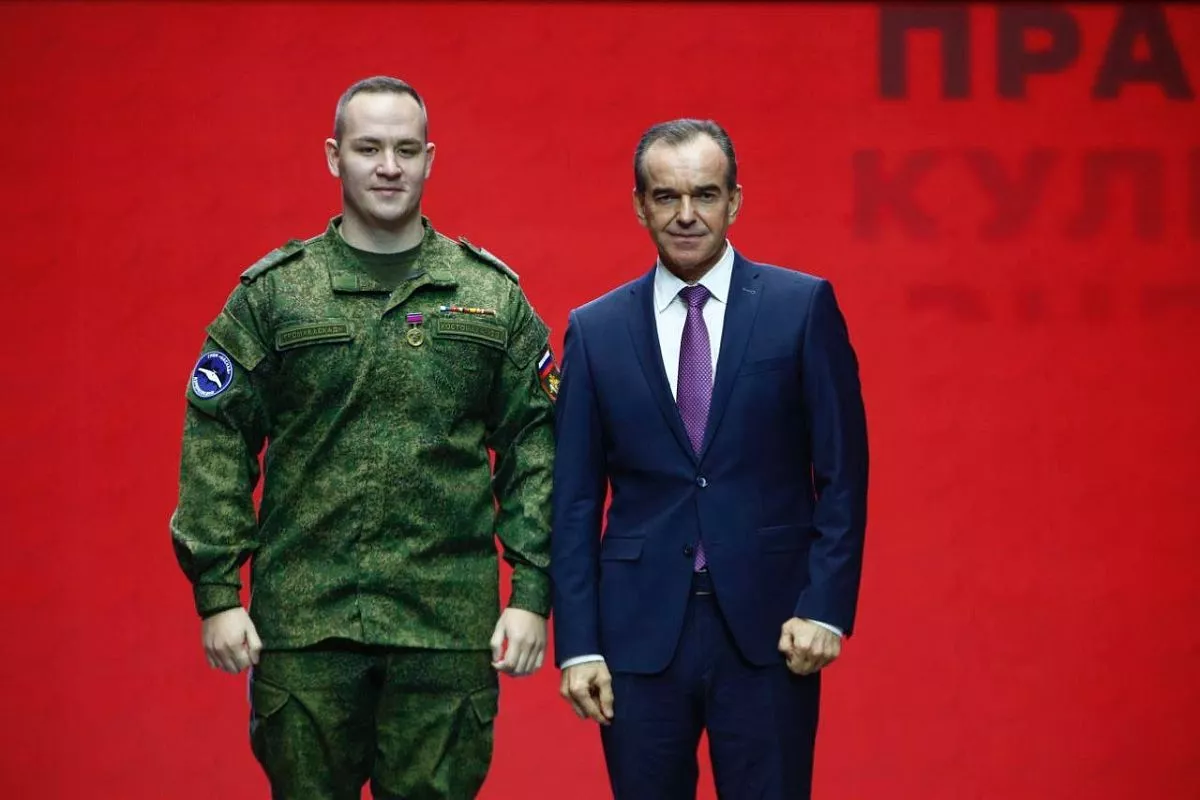 Звание «Доброволец Кубани» Юрию Костомахе присвоил губернатор Краснодарского края Вениамин Кондратьев. Звание «Доброволец Кубани» Юрию Костомахе присвоил губернатор Краснодарского края Вениамин Кондратьев.