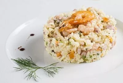 Этот салат с креветками съедается еще быстрее, чем «оливье»: рецепт - проще не бывает