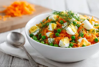 Беру банку горошка и две сырые моркови – через 10 минут на столе салат, от которого невозможно оторваться