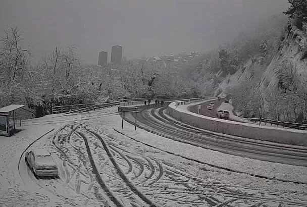 Ситуация на Мамайском перевале в Сочи сложная, но движение не перекрыто