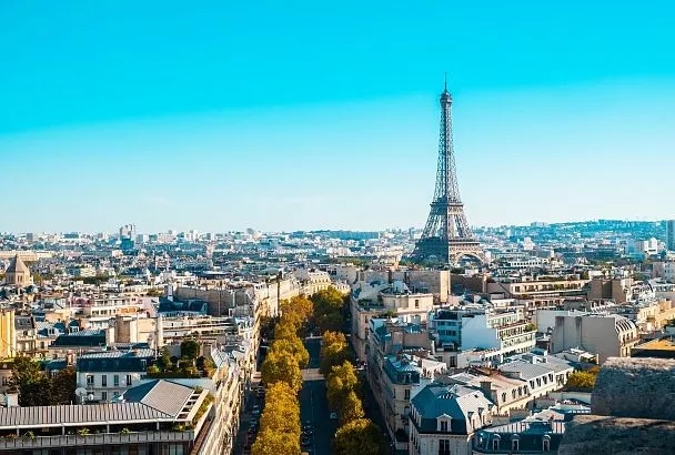 Макрон призвал возобновить диалог с Россией