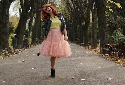 Вот как просто можно быстро снять статическое электричество с юбки или платья