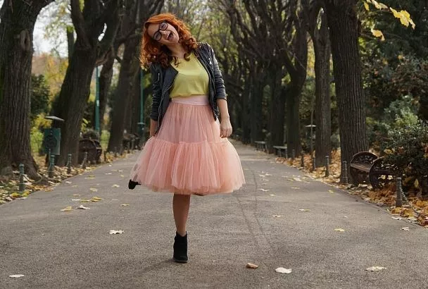 Вот как просто можно быстро снять статическое электричество с юбки или платья