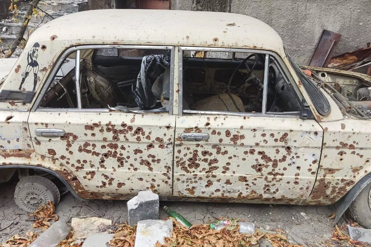 На бульваре Морском можно увидеть сгоревшие или расстрелянные автомобили.