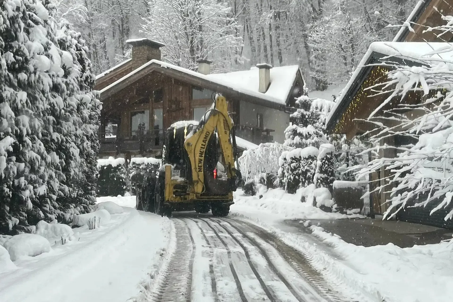 Сильный снегопад накрыл горный кластер Сочи