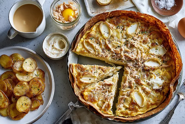 Тёплый семейный ужин: рыбный пирог с тунцом, картофелем и сыром на тортильях