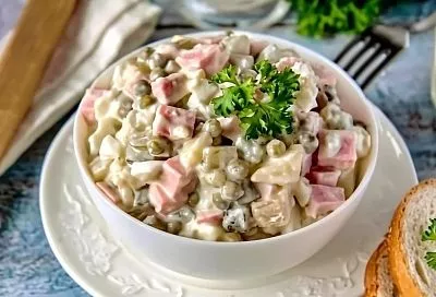 Убрал из Оливье морковь и солёные огурцы — салат стал легче, свежее и хранится лучше