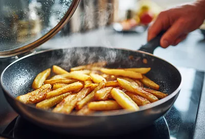 Жареная картошка без брызг: хрустящая, румяная и очень вкусная