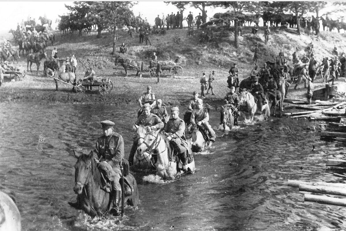 Части 3-й Гвардейской кавдивизии на переправе