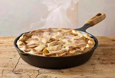 Яблочный пирог-перевертыш на сковороде: весы не понадобятся, только стакан