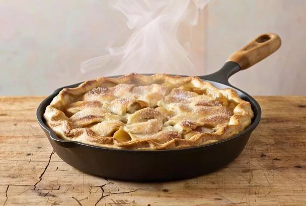 Яблочный пирог-перевертыш на сковороде: весы не понадобятся, только стакан