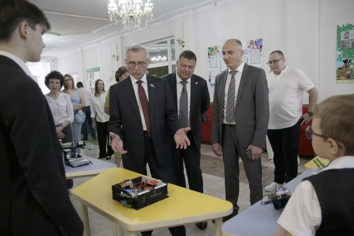 Первый заместитель председателя ЗСК Николай Гриценко, основатель конкурса «IT-технологии – старт в будущее» и меценат Дмитрий Агров, глава Тихорецкого района Анатолий Перепелин оценили разработки школьников в робототехнике и информационных технологиях. Первый заместитель председателя ЗСК Николай Гриценко, основатель конкурса «IT-технологии – старт в будущее» и меценат Дмитрий Агров, глава Тихорецкого района Анатолий Перепелин оценили разработки школьников в робототехнике и информационных технологиях.